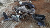 Tampak sandal milik korban tergeletak di lokasi.
