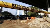 Saat ini garis polisi juga masih terpasang di sekitar lokasi kecelakaan maut.