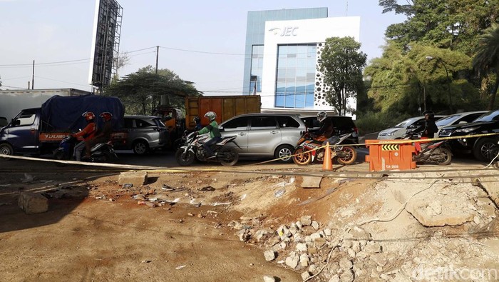 Kecelakaan maut melibatkan truk tangki Pertamina terjadi di Jalan Transyogi, Cibubur, Bekasi, Senin (18/7/2022). Begini situasi terkini di lokasi kecelakaan maut tersebut.