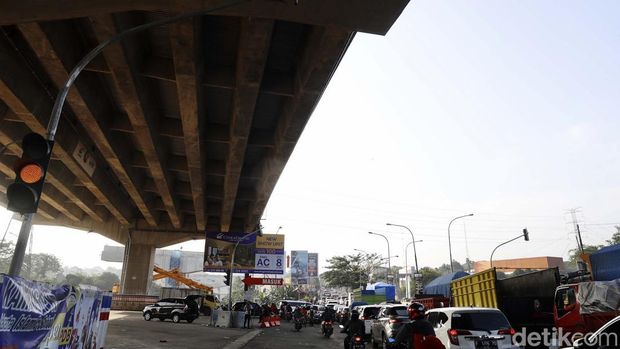 Kecelakaan maut melibatkan truk tangki Pertamina terjadi di Jalan Transyogi, Cibubur, Bekasi, Senin (18/7/2022). Begini situasi terkini di lokasi kecelakaan maut tersebut.