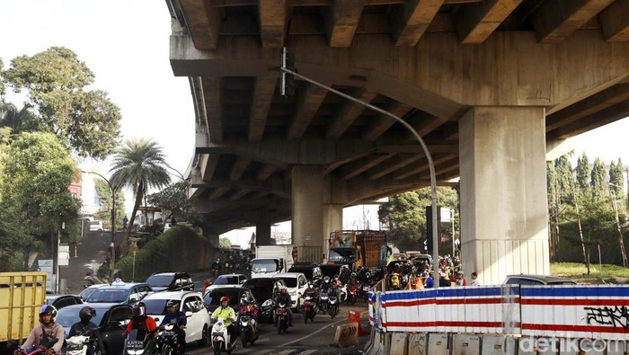 Kondisi Terkini Lokasi Kecelakaan Maut di Cibubur Kecelakaan maut melibatkan truk tangki Pertamina terjadi di Jalan Transyogi, Cibubur, Bekasi, Senin (18/7/2022). Begini situasi terkini di lokasi kecelakaan maut tersebut.