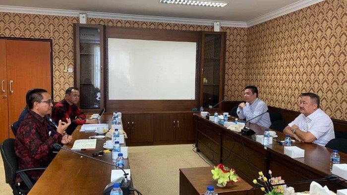 Komisi Pengawas Persaingan Usaha (KPPU) menemui Dewan Perwakilan Rakyat Daerah (DPRD) Kepulauan Riau (Kepri) di Kota Batam.