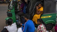 Mereka yang mengurus paspor berencana untuk meninggalkan Sri Lanka dan mencari pekerjaan di negara lain demi menghidupi keluarganya. 