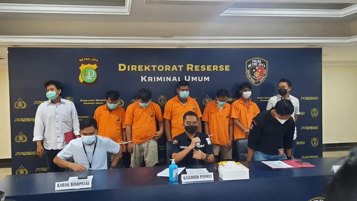 Polisi mengungkap rekayasa perampokan sopir truk inisial IMI (28) di Tol Cikupa, Tangerang, dan dibuang di Bogor. Rekayasa itu dilakukan agar pelaku bisa menggelapkan 25 ton gula pasir yang terdapat dalam muatan truk tersebut. 

Kasubbid Penmas Polda Metro Jaya Kompol Hari Agung mengatakan ada tiga pelaku yang menjadi otak perencanaan kasus tersebut. Selain tersangka MI, rekayasa perampokan itu disusun oleh tersangka Abu dan H yang kini masih buron.