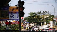 Traffic light ini berada di pertigaan. Bila ke kiri, jalan mengarah ke Cibubur CBD. Bila lurus terus, kendaraan akan melewati jembatan di atas Kali Sentul, terus ke arah Mekarsari.
