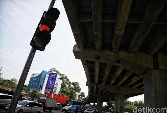 Sejumlah kendaraan melintas di kawasan jalan alternatif Cibubur Transyogi, Kota Bekasi, Jawa  Barat, Selasa(19/7). Jalan tersebut menjadi lokasi kecelakaan maut yang menewaskan 10 orang.