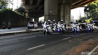 Sejumlah kendaraan melintas di Jalan Transyogi, Cibubur.