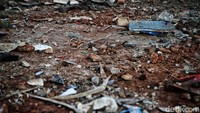 Di lokasi itu masih terlihat barang-barang milik korban seperti sandal.