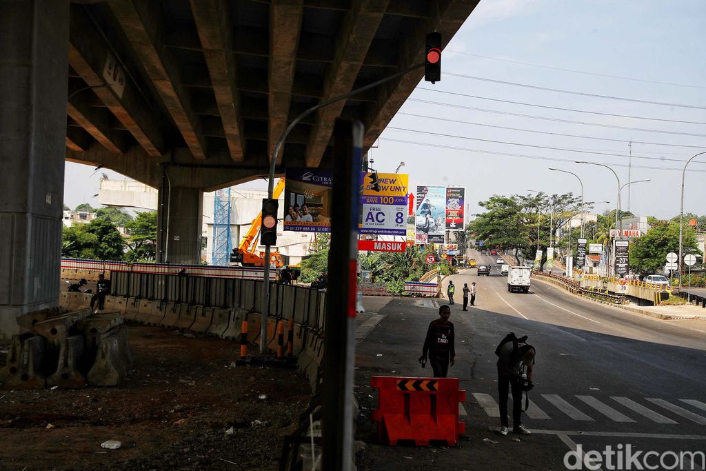 Sejumlah kendaraan melintas di kawasan jalan alternatif Cibubur Transyogi, Kota Bekasi, Jawa  Barat, Selasa(19/7). Jalan tersebut menjadi lokasi kecelakaan maut yang menewaskan 10 orang.