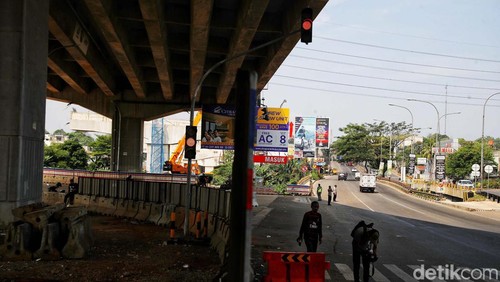 Sejumlah kendaraan melintas di kawasan jalan alternatif Cibubur Transyogi, Kota Bekasi, Jawa  Barat, Selasa(19/7). Jalan tersebut menjadi lokasi kecelakaan maut yang menewaskan 10 orang.