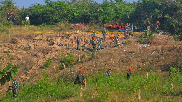 Personel TNI AU berada di lokasi kecelakaan pesawat tempur latih T-50i Golden Eagle TT-5009 yang jatuh di Desa Nginggil, Kradenan, Blora, Jawa Tengah, Selasa (19/7/2022). Kecelakaan pesawat dari Skadron Udara 15 Lanud Iswahjudi saat latihan terbang malam pada Senin (18/7/2022) tersebut mengakibatkan pilot pesawat Lettu Pnb Allan Safitra Indra Wahyudi meninggal dunia. ANTARA FOTO/Yusuf Nugroho/wpa/rwa.