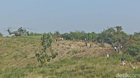 Sebuah helikopter terpantau mendarat di sekitar lokasi jatuhnya pesawat di Desa Nginggil, Kecamatan Kradenan, Blora, Jawa Tengah, Selasa (19/7/2022) pagi. (Foto: Manik Priyo Prabowo/detikJateng)