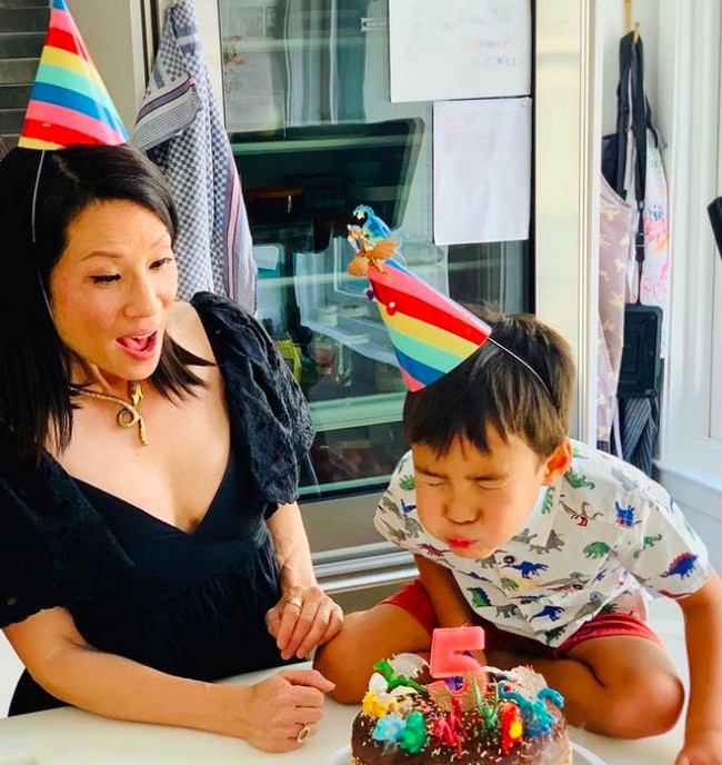 Bintang film Charlie’s Angel itu menceritakan kehidupannya memiliki anak di usianya yang tidak muda lagi. Lucy mengaku membangun tradisi dengan putranya, yakni berdialog selepas putranya berkegiatan. “Ketika dia kembali, rutinitas kami adalah mengobrol tentang bagian favoritnya dari hari itu dan satu hal yang disyukuri di hari itu. Ini cara yang bagus untuk dibangun hanya dengan berdialog,” aku Lucy. Foto: dok. Instagram