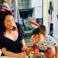 Bintang film Charlie’s Angel itu menceritakan kehidupannya memiliki anak di usianya yang tidak muda lagi. Lucy mengaku membangun tradisi dengan putranya, yakni berdialog selepas putranya berkegiatan. “Ketika dia kembali, rutinitas kami adalah mengobrol tentang bagian favoritnya dari hari itu dan satu hal yang disyukuri di hari itu. Ini cara yang bagus untuk dibangun hanya dengan berdialog,” aku Lucy. Foto: dok. Instagram