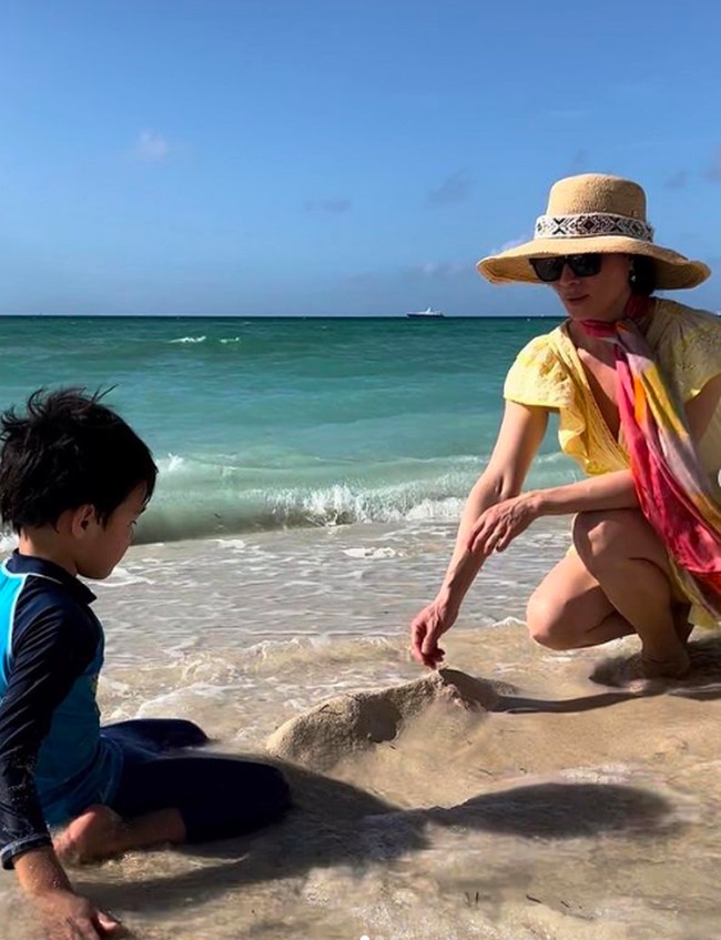 Tanpa suami, Lucy membesarkan putranya Rockwell Lloyd yang lahir di 2015. Rockwell Lloyd yang kini berusia tujuh tahun itu lahir lewat rahim ibu pengganti.Foto: dok. Instagram