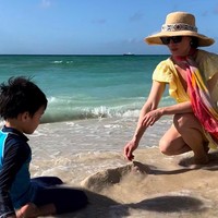 Tanpa suami, Lucy membesarkan putranya Rockwell Lloyd yang lahir di 2015. Rockwell Lloyd yang kini berusia tujuh tahun itu lahir lewat rahim ibu pengganti.Foto: dok. Instagram