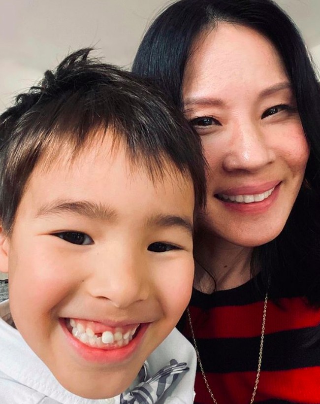Dalam sebuah wawancara, Lucy menggambarkan sosok anaknya sebagai pelangi yang mewarnai kehidupannya. “Dia adalah cahaya pelangi dan energinya seperti sebuah sihir,” ungkap Lucy Liu. Foto: dok. Instagram