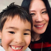 Dalam sebuah wawancara, Lucy menggambarkan sosok anaknya sebagai pelangi yang mewarnai kehidupannya. “Dia adalah cahaya pelangi dan energinya seperti sebuah sihir,” ungkap Lucy Liu. Foto: dok. Instagram