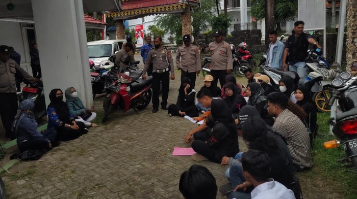 Mahasiswa Baubau menggelar demonstrasi mendesak polisi menangkap pelaku pemerkosaan ABG dan dipaksa LGBT yang masih berkeliaran selama 3 bulan lebih.