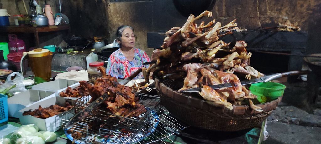 Pemilik warung ayam bakar Mak Gogok di Blora, Jawa Tengah