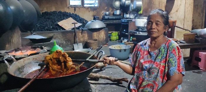 Pemilik warung Ayam Bakar Mak Gogok di Blora
