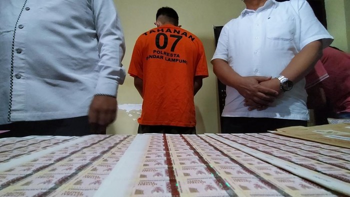 Barang bukti materai milik PT POS Indonesia yang digelapkan diperlihatkan dalam gelar siaran pers Polresta Bandar Lampung. Tommy Saputra/detikSumut