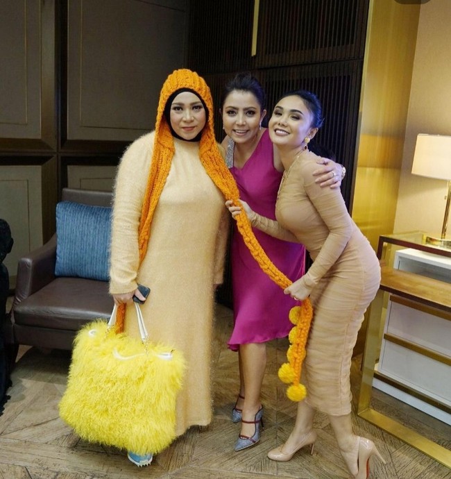 Berpose bersama Yuni Shara dan Mayangsari, Melly Goeslaw tampil eksentrik dengan dress bulu kuning dan tas senada. Foto: dok. Instagram