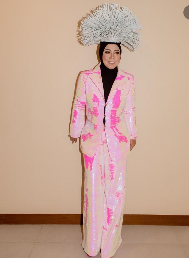 Penampakan langsing Melly lainnya. Dia mengenakan blazer motif pink dengan hiasan di kepalanya. Foto: dok. Instagram