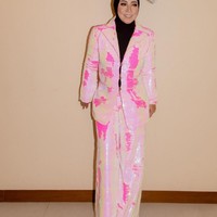 Penampakan langsing Melly lainnya. Dia mengenakan blazer motif pink dengan hiasan di kepalanya. Foto: dok. Instagram