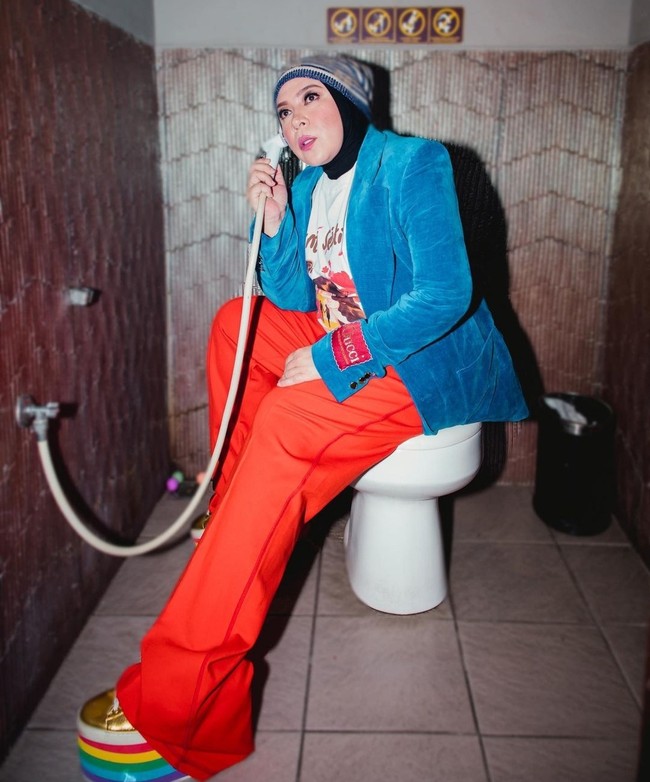 Tampil dengan busana color-block, Melly Goeslaw mengunggah foto ini bulan lalu. Foto: dok. Instagram