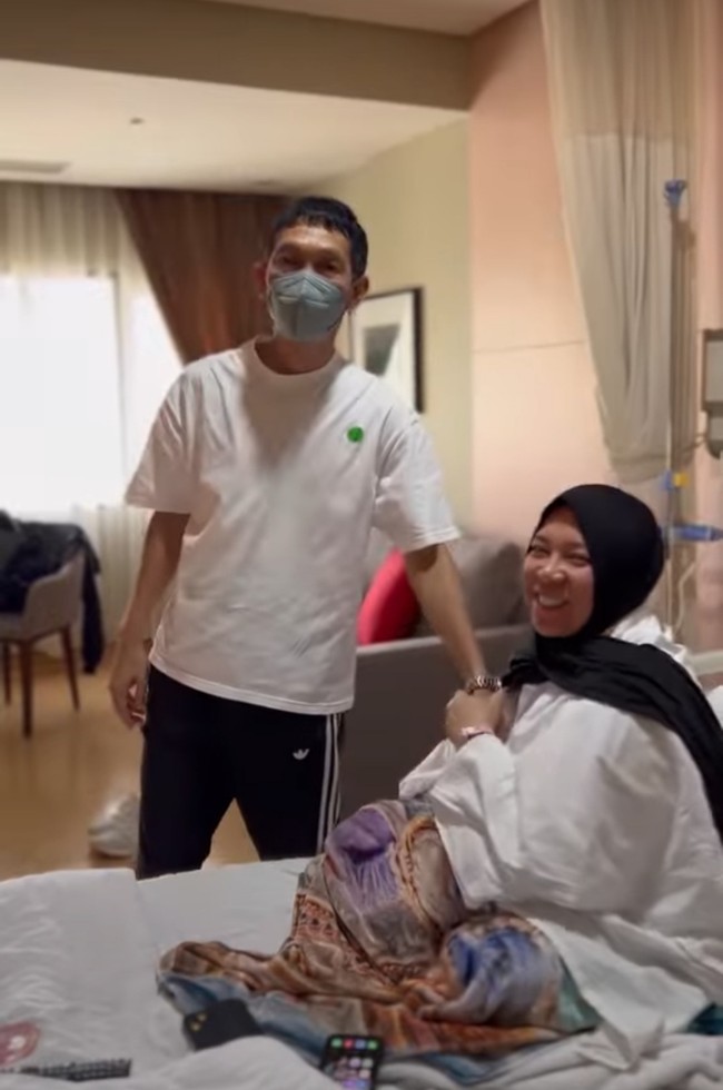 Dalam foto terbarunya di rumah sakit ini, Melly mengabarkan bahwa dia akan melakukan prosedur operasi bariatric atau pembedahan lambung untuk menurunkan berat badan. Aku melakukan  BARIATRIC  , temen2 silahkan di browsing ya apa itu Bariatric , aku pasti akan share juga nanti operasinya , dan semua perjalanan kedepannya mencapai tubuh ideal dan sehat pastinya,” ungkapnya di Instagram @melly_goeslaw, Minggu (17/7/2022). Foto: dok. Instagram