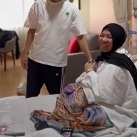 Dalam foto terbarunya di rumah sakit ini, Melly mengabarkan bahwa dia akan melakukan prosedur operasi bariatric atau pembedahan lambung untuk menurunkan berat badan. Aku melakukan  BARIATRIC  , temen2 silahkan di browsing ya apa itu Bariatric , aku pasti akan share juga nanti operasinya , dan semua perjalanan kedepannya mencapai tubuh ideal dan sehat pastinya,” ungkapnya di Instagram @melly_goeslaw, Minggu (17/7/2022). Foto: dok. Instagram
