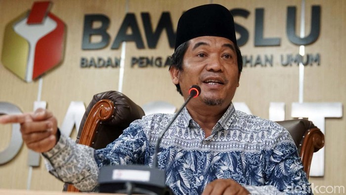 Mendag Dilaporkan ke Bawaslu Menteri Perdagangan (Mendag) Zulkifli Hasan dilaporkan ke Badan Pengawas Pemilu (Bawaslu) terkait dugaan pelanggaran Pemilu, Selasa (19/7/2022). Laporan itu diajukan 3 Lembaga Swadaya Masyarakat atau LSM siang ini.