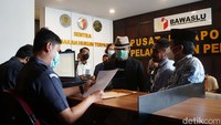 Tiga Lembaga Swadaya Masyarakat tersebut menyerahkan surat laporan ke Bawaslu.