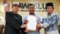 Mereka juga menunjukkan surat laporan yang diserahkan ke Bawaslu.
