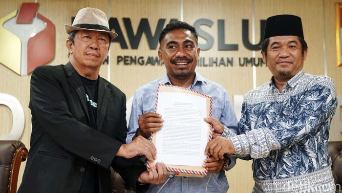 Mendag Dilaporkan ke Bawaslu Menteri Perdagangan (Mendag) Zulkifli Hasan dilaporkan ke Badan Pengawas Pemilu (Bawaslu) terkait dugaan pelanggaran Pemilu, Selasa (19/7/2022). Laporan itu diajukan 3 Lembaga Swadaya Masyarakat atau LSM siang ini.