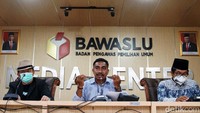 Pihak pelapor adalah LSM Kata Rakyat, Lingkar Madani (Lima) Indonesia, dan Komite Independen Pemantau Pemilihan (KIPP) memberi pernyataan pers usai melapor ke Bawaslu di Jakarta, Selasa (19/7/2022).