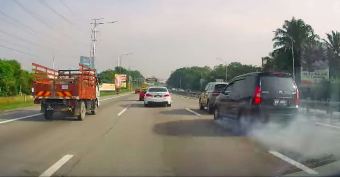 Mobil nyelonong pindah jalur diseruduk Avanza