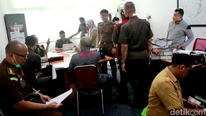 Kejaksaan Tinggi Sumatera Selatan (Kejati Sumsel) menggeledah kantor Dinas Pertanian Sumsel, siang tadi. Penggeledahan itu dilakukan terkait dugaan korupsi.