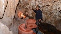 Petugas menghentikan sementara operasional restoran unik yang terletak di dalam gua.
