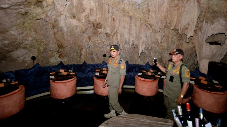 Nah Lho Restoran Dalam Gua di Bali Dipaksa Tutup, Ada Apa? Petugas melakukan peninjauan lapangan untuk memeriksa legalitas bangunan Restoran The Cave di kawasan Pecatu, Badung, Bali, Selasa (19/7/2022). Restoran unik yang terletak di dalam gua itu dihentikan operasionalnya sementara karena belum melengkapi izin dan sedang menunggu kajian dari sejumlah instansi terkait pemanfaatan gua tersebut sebagai restoran. ANTARA FOTO/Fikri Yusuf/rwa.