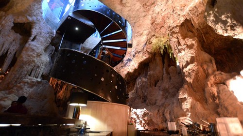 Petugas melakukan peninjauan lapangan untuk memeriksa legalitas bangunan Restoran The Cave di kawasan Pecatu, Badung, Bali, Selasa (19/7/2022). Restoran unik yang terletak di dalam gua itu dihentikan operasionalnya sementara karena belum melengkapi izin dan sedang menunggu kajian dari sejumlah instansi terkait pemanfaatan gua tersebut sebagai restoran. ANTARA FOTO/Fikri Yusuf/rwa.