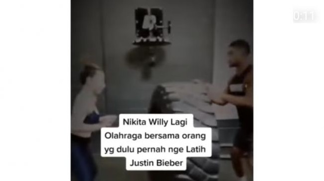 Rupanya saat ini Nikita tengah rutin melakukan latihan fisik yang cukup berat. Melalui sebuah unggahan di Instagram @insta_julid terlihat jika Nikita tengah berolahraga dengan diilatih oleh mantan pelatih Justin Bieber. Foto: Instagram/@insta_julid