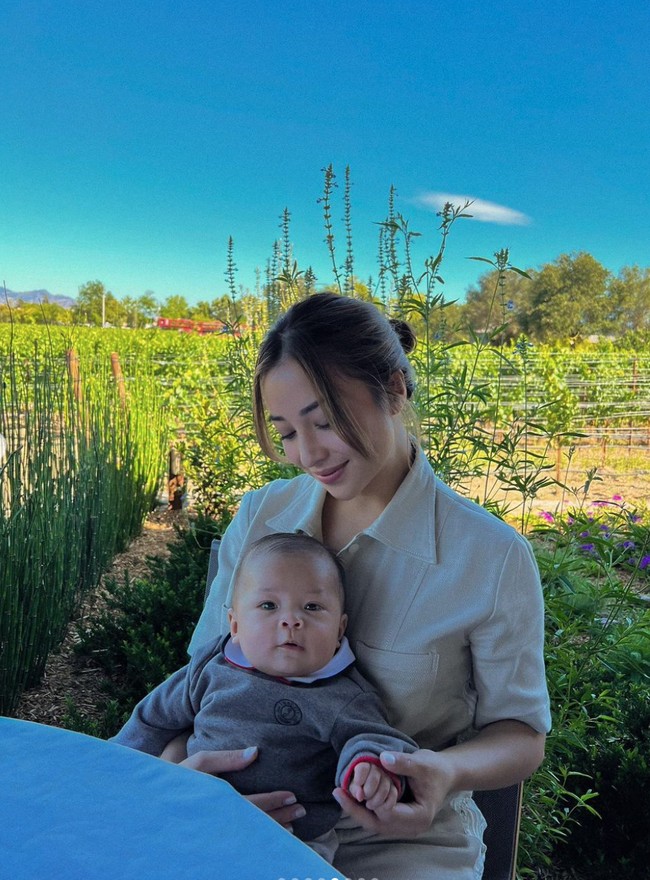 Pose Nikita Willy bersama sang anak jadi mirip seperti adik dan kakak dibandingkan ibu dan anak. Walaupun sudah memiliki anak, penampila Nikita Willy memang selalu berhasil bikin terpana. Foto: Instagram/@nikitawillyofficial94