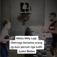 Rupanya saat ini Nikita tengah rutin melakukan latihan fisik yang cukup berat. Melalui sebuah unggahan di Instagram @insta_julid terlihat jika Nikita tengah berolahraga dengan diilatih oleh mantan pelatih Justin Bieber. Foto: Instagram/@insta_julid