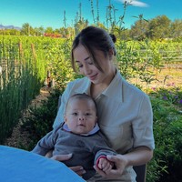 Pose Nikita Willy bersama sang anak jadi mirip seperti adik dan kakak dibandingkan ibu dan anak. Walaupun sudah memiliki anak, penampila Nikita Willy memang selalu berhasil bikin terpana. Foto: Instagram/@nikitawillyofficial94