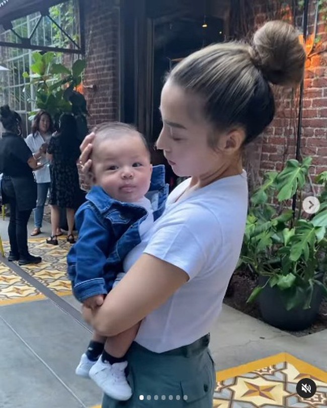 Penampilan terbaru Nikita Willy setelah 3 bulan melahirkan berhasil mencuri atensi. Pasalnya ibu satu orang anak itu terlihat semakin langsing dan cantik. Lingkar pinggangnya yang kecil pun berhasil bikin salfok. Foto: Instagram/@nikitawillyofficial94