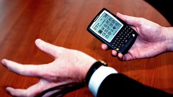 Seperti halnya Nokia, kegagalan spektakuler BlackBerry adalah akibat kesalahan dan salah strategi dari manajemen. Terkhusus Jim Balsillie dan Mike Lazaridis yang waktu itu menjadi CEO bersama BlackBerry, dulunya bernama Research In Motion (RIM).