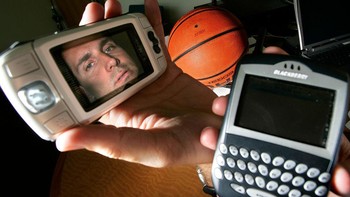 Faktor pertama, seperti juga kasus Nokia, petinggi BlackBerry gagal mengantisipasi kedatangan iPhone dan kemudian deretan ponsel Android. Pada waktu iPhone dilahirkan, Lazaridis ngotot menilai bahwa keyboard fisik BlackBerry superior dibanding layar sentuh.