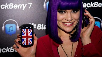 Keterlambatan transisi ke layar sentuh itu membuat RIM jadi serba salah. Di satu sisi OS layar sentuh yang akan dinamakan BlackBerry 10 belum siap, dan di sisi lain ponsel BlackBerry yang dijual masih memakai BlackBerry 7. Konsumen mungkin jadi ragu jika harus membeli BlackBerry karena takut akan cepat jadul.